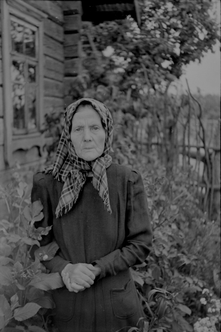 LTRFt D 6612 Neatpažintos pateikėjos portretas. Fotografuota išvykoje į Uosiagirius (?), Dieveniškių mstl., Žižmų, Pupiškių, Šilinės kaimus (Šalčininkų r.), 1957 m.